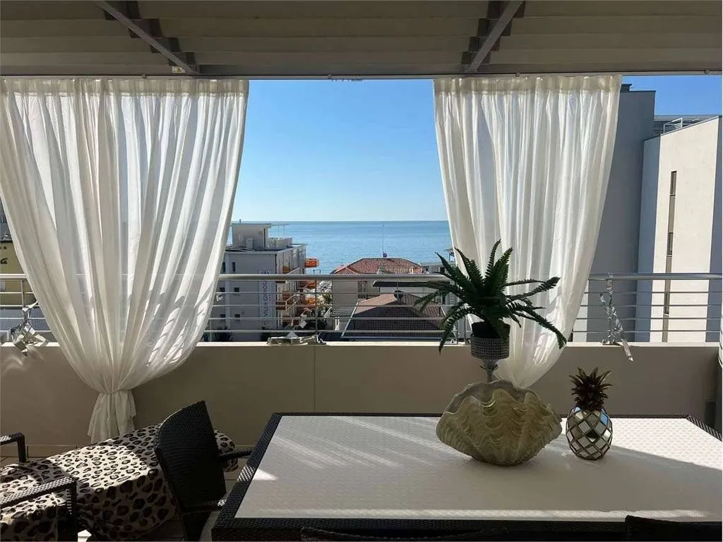 Rõdu - Luxury Penthouse with Sea View in Jesolo