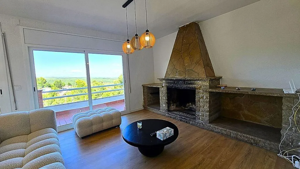 Elutuba - Reformed Chalet with Mountain Views in Torrelles de Foix