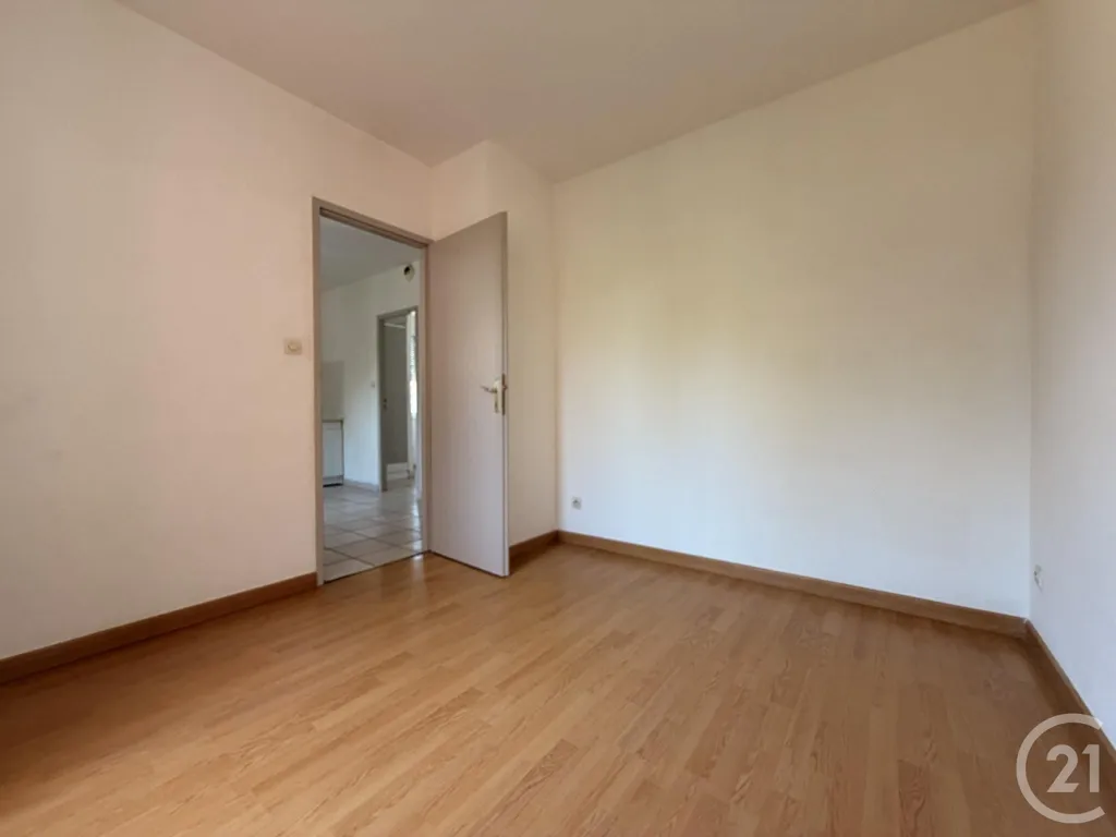 Toad - 2-Bedroom Flat in Corbelin Centre