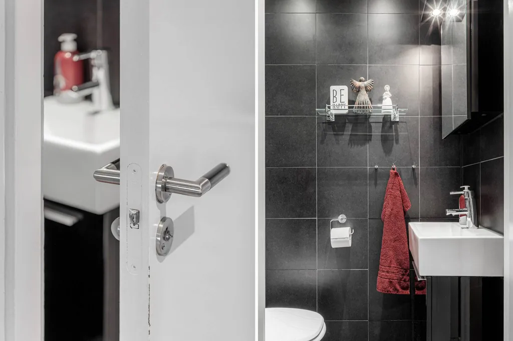 Salles de bain - Spacious Three-Room Apartment with West-Facing Balcony in Nyköping