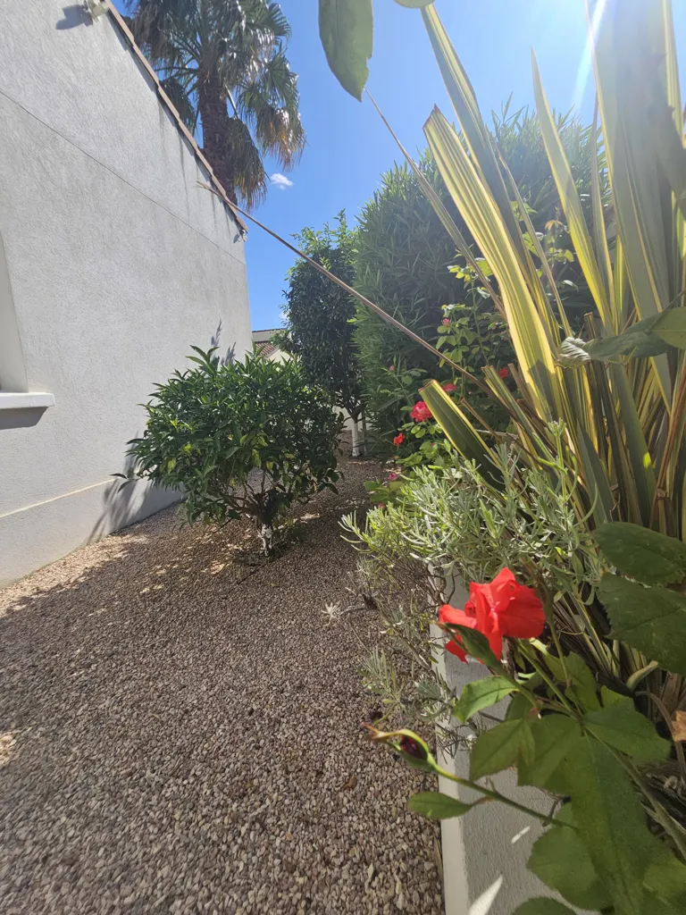 Aed - Split-Level House with Pool in Lunel