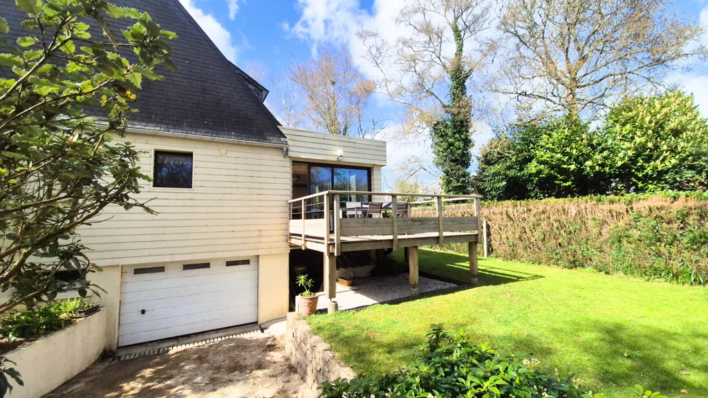 Jardin - Maison avec terrasse en bois à Saint-Yvi