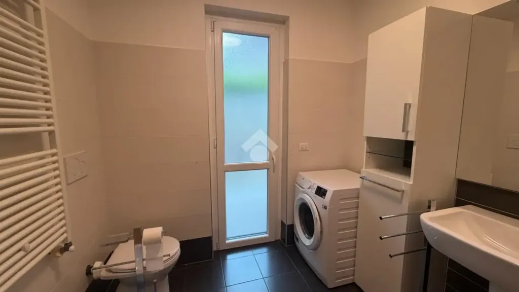 Salles de bain - Rear-Facing Apartment with Terrace in Castagneto Po