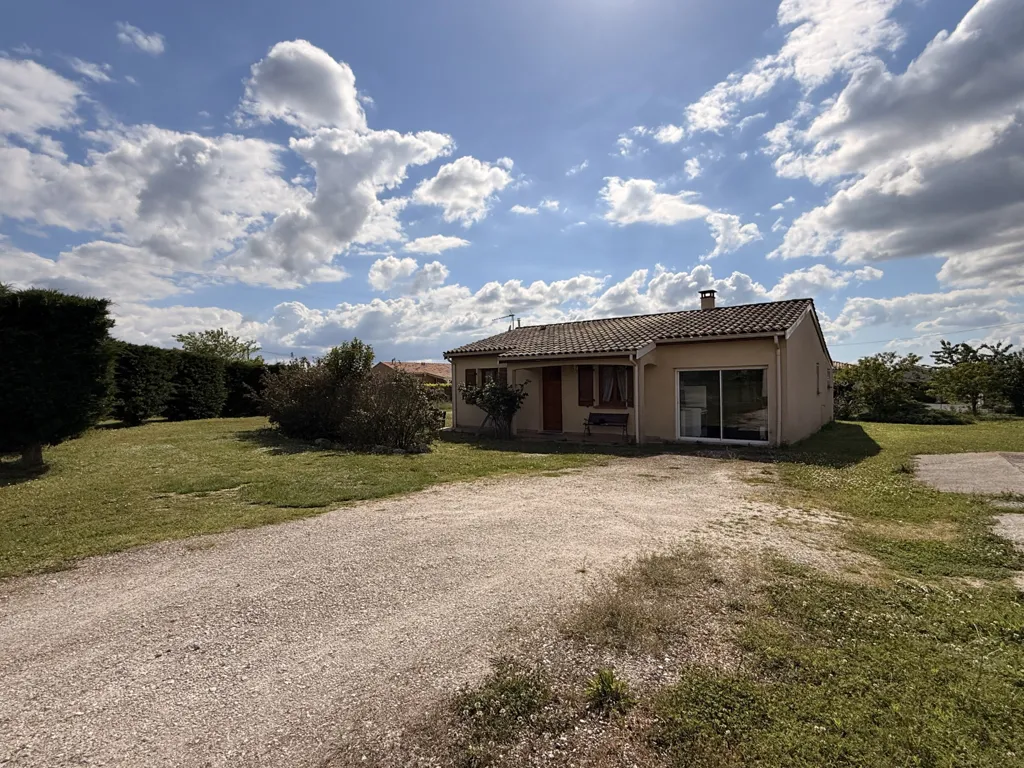 Extérieur - Maison Individuelle avec Grand Terrain Clôturé