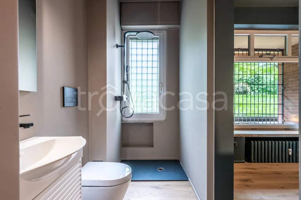 Salles de bain - Design Refined Ground Floor Apartment in Turin