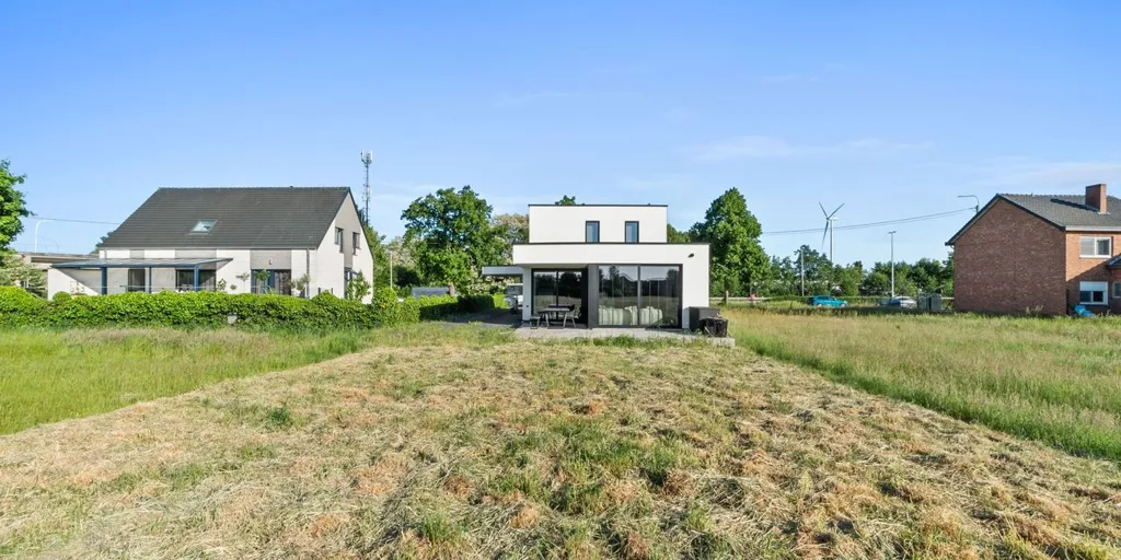 Extérieur - Maison Moderne avec Espace de Travail à Genk