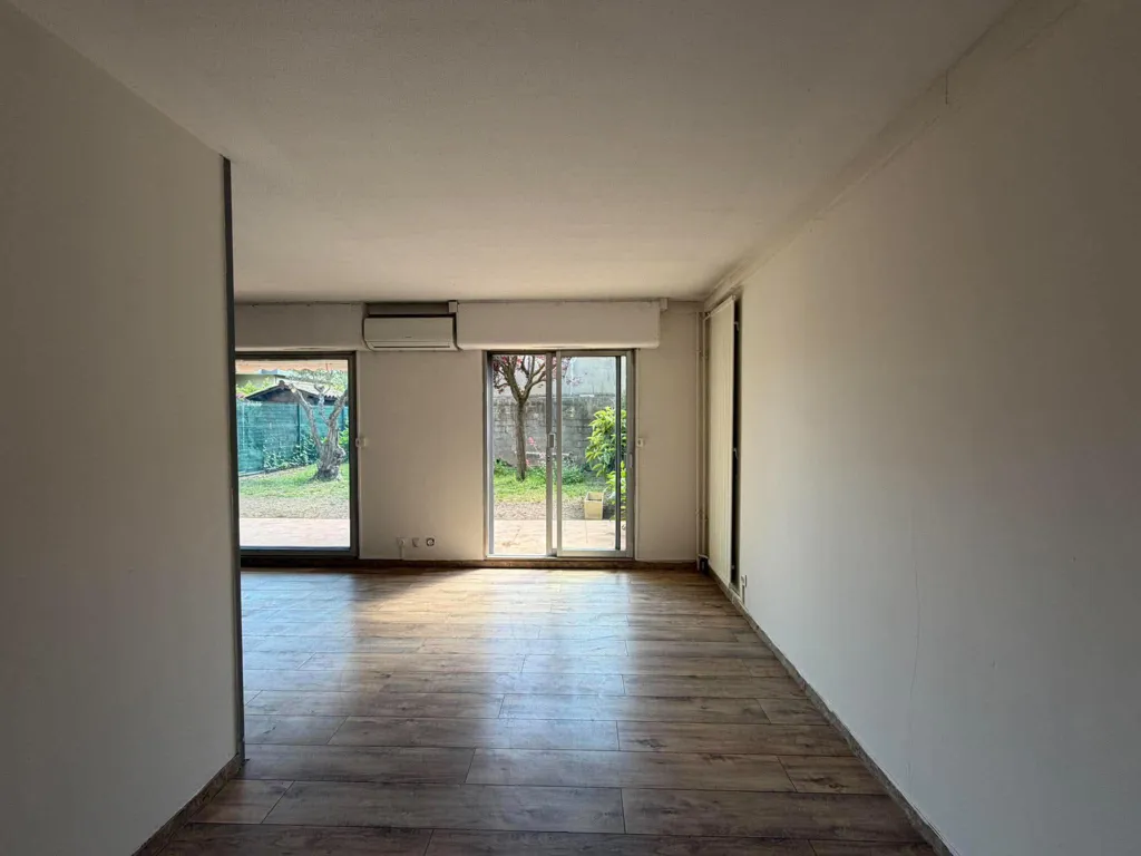 Toad - T3 Flat with Parking in Arles