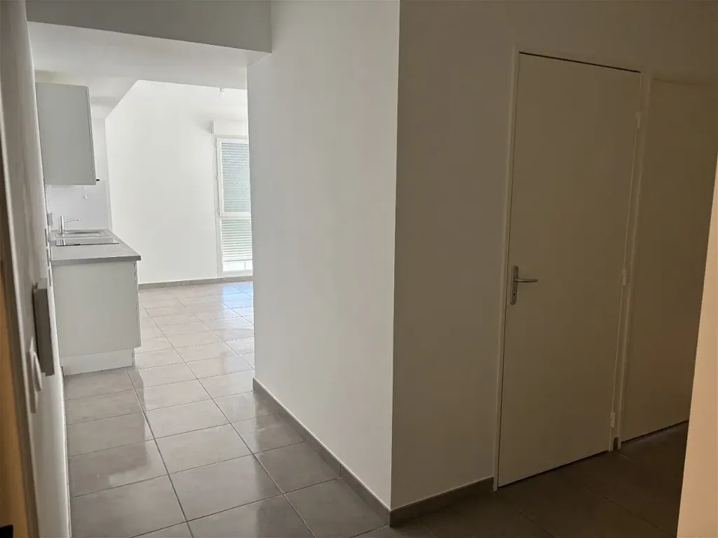 Esik - 3-Bed Apartment with Balcony in Jassans-Riottier