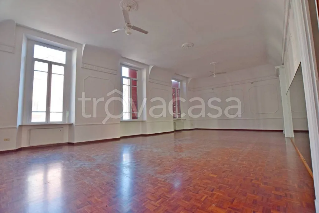 Pièces - Commercial Property with Balcony in Mondovì