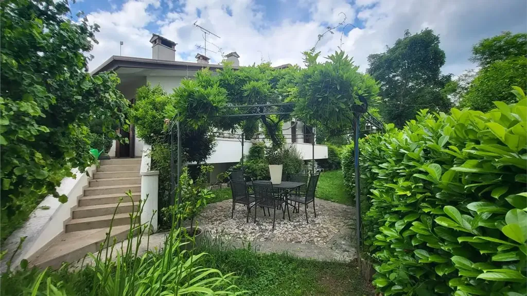 Aed - Villa with Extensive Garden near Montebelluna