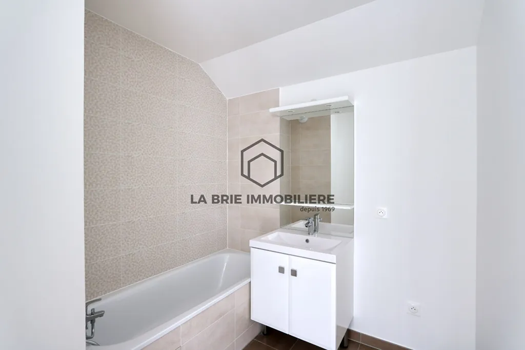 Bathrooms - Flat with Extensive Terraces in Emerainville