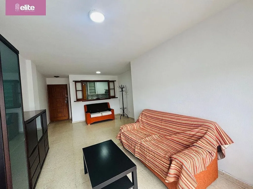 Soggiorno - Four-Bedroom Flat with Lift in West District