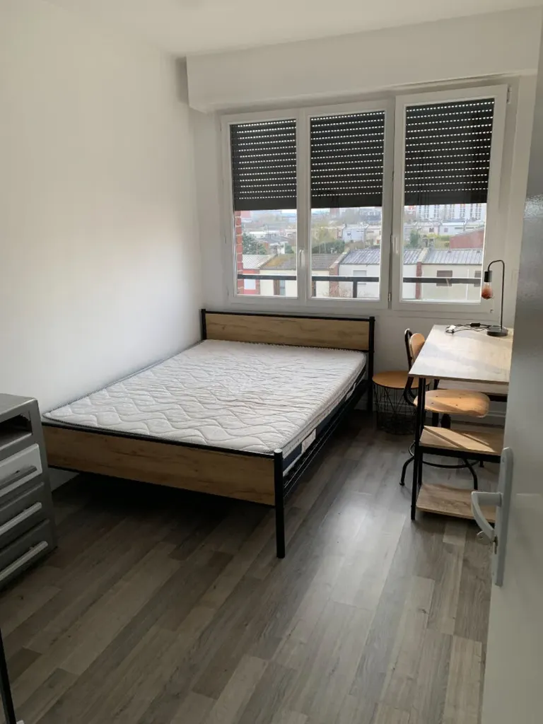 Chambres - Appartement 5 Pièces avec Balcon à Proximité de la Citadelle