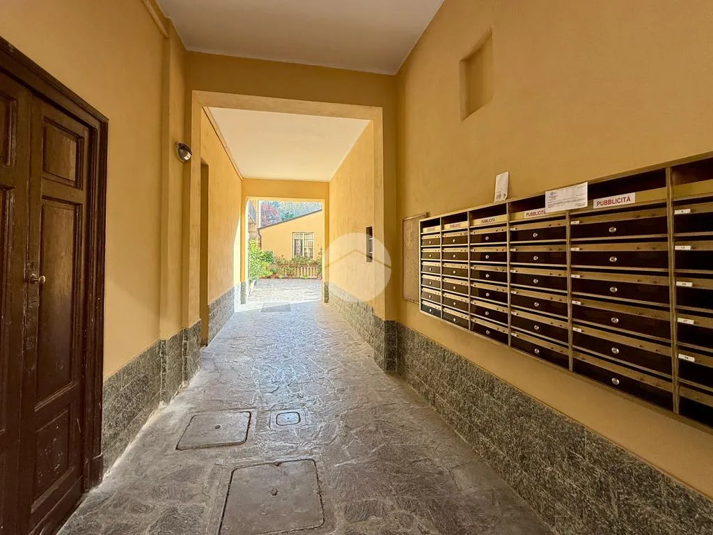 Esik - 2-Bedroom Flat with Balcony in Cermenate, Milan