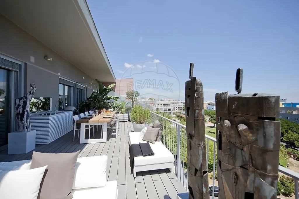Terrasse - Lisbon Condo with Terrace and Fireplace