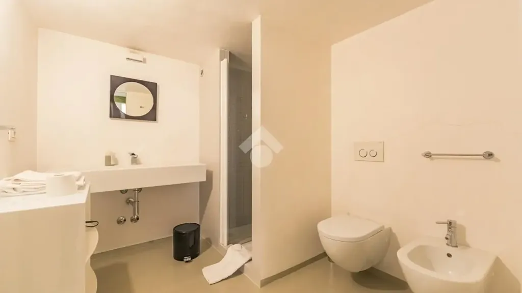 Salles de bain - Charm Loft with Streetfront Windows in Milan