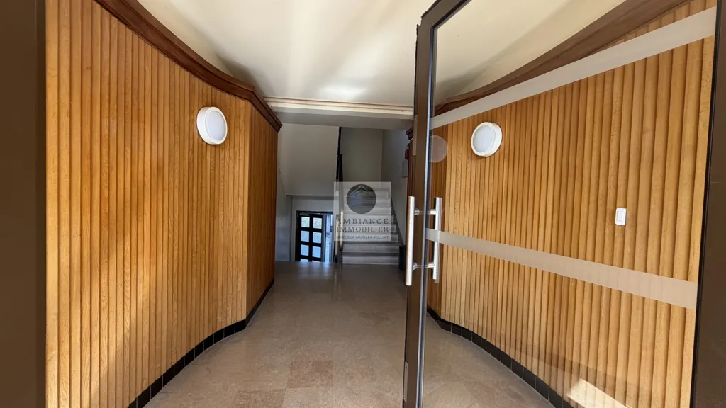 Esik - Renovated Apartment with Terrace in Valence