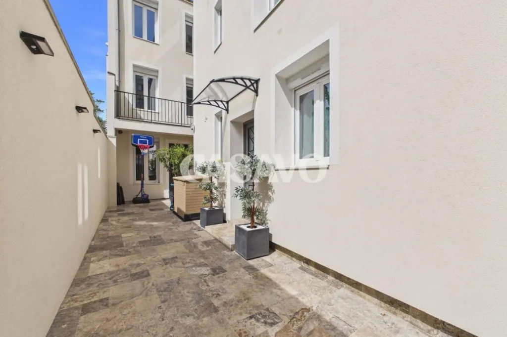 Giardino - Architectural House with Terraces in Puteaux