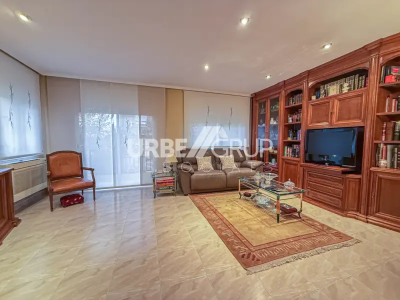 Elutuba - Detached Corner House with Multiple Terraces in Martorell