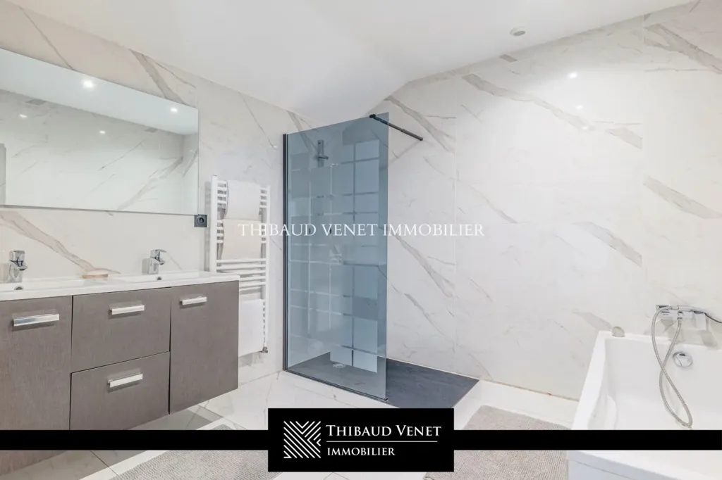 Salles de bain - Propriété Contemporaine avec Piscine à 10 min de Vienne