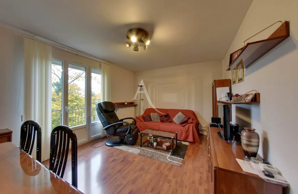 Soggiorno - Bright 3-Bedroom Apartment with Balcony in Auxerre
