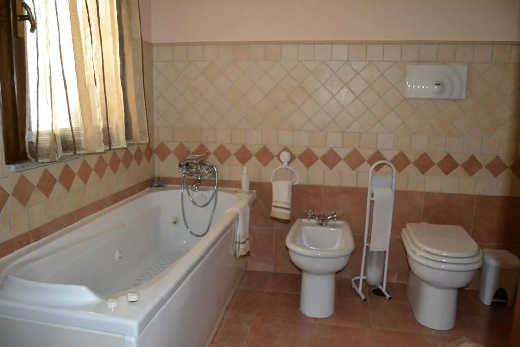 Salles de bain - Luxury Villa with Extensive Outdoor Space in Terni