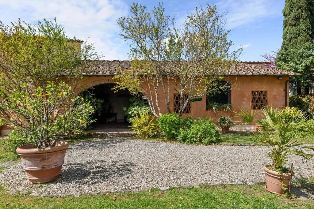 Aed - 17th-Century Villa with Olive Grove in Carmignano