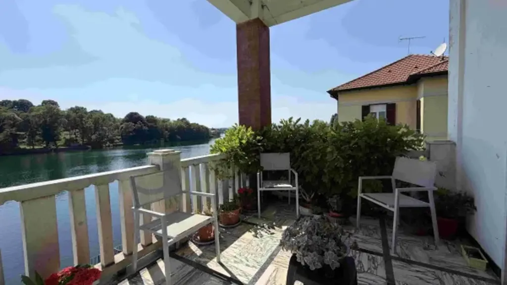 Terrasse - Riverfront Apartment with Terrace in Sesto Calende
