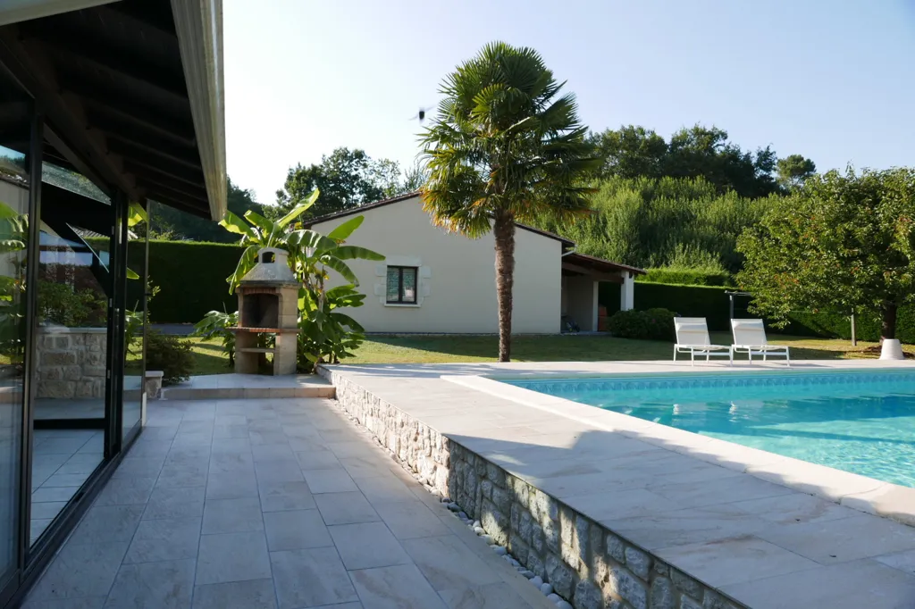 Piscine - Maison avec Piscine et Jardin à Neuvic