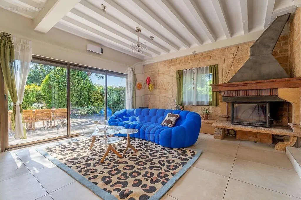 Elutuba - Six-Bedroom House with Garage in Menton
