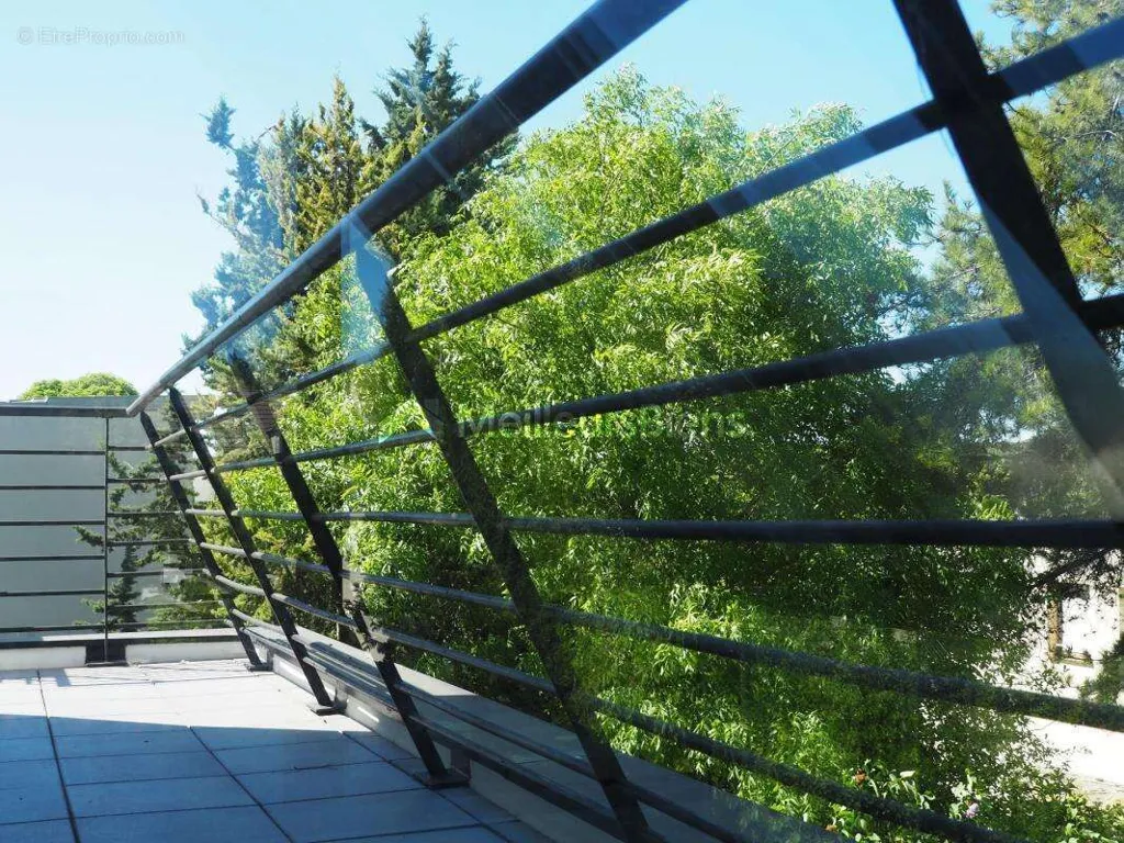 Rõdu - Architect-Designed Home with Garden in Saint-Cloud