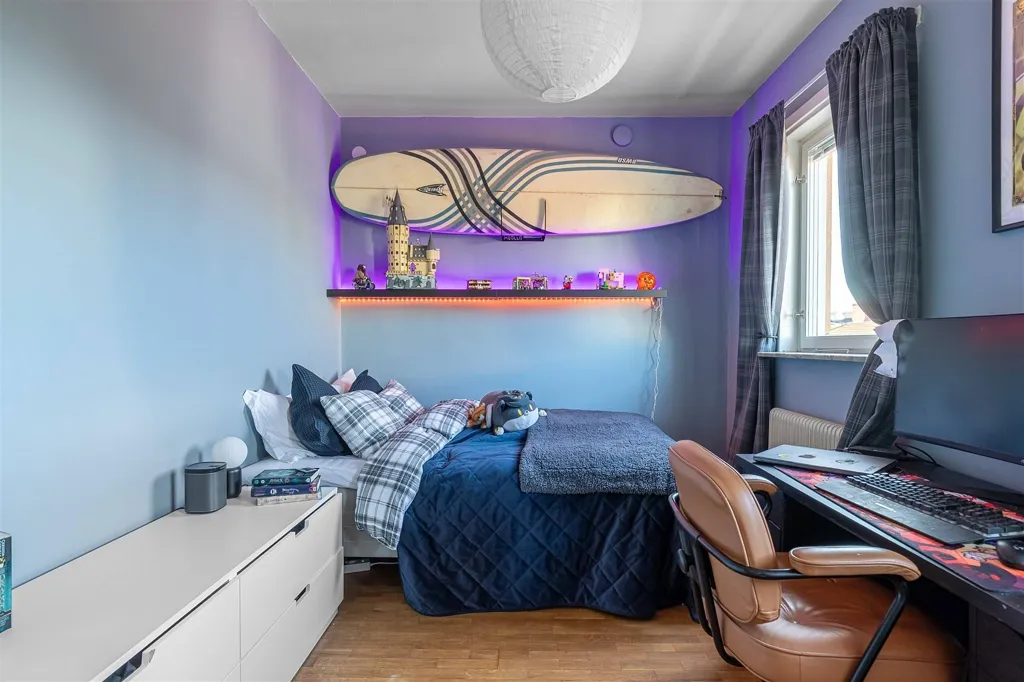 Magamistoad - Charming 2nd Floor Flat with South-Facing Balcony in Uppsala
