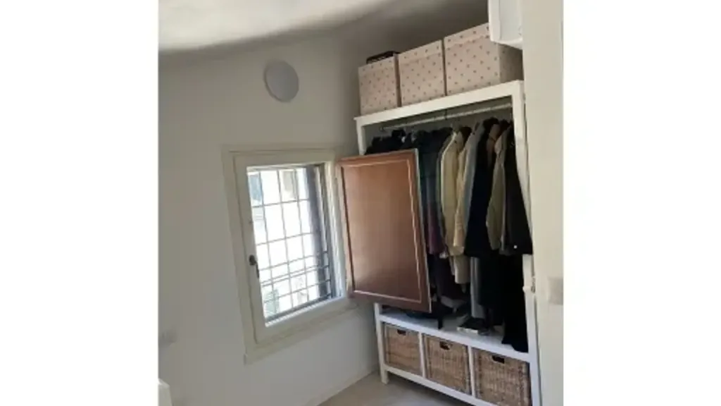 Rooms - Rear-Accessed Trilocale with Terrace in Florence