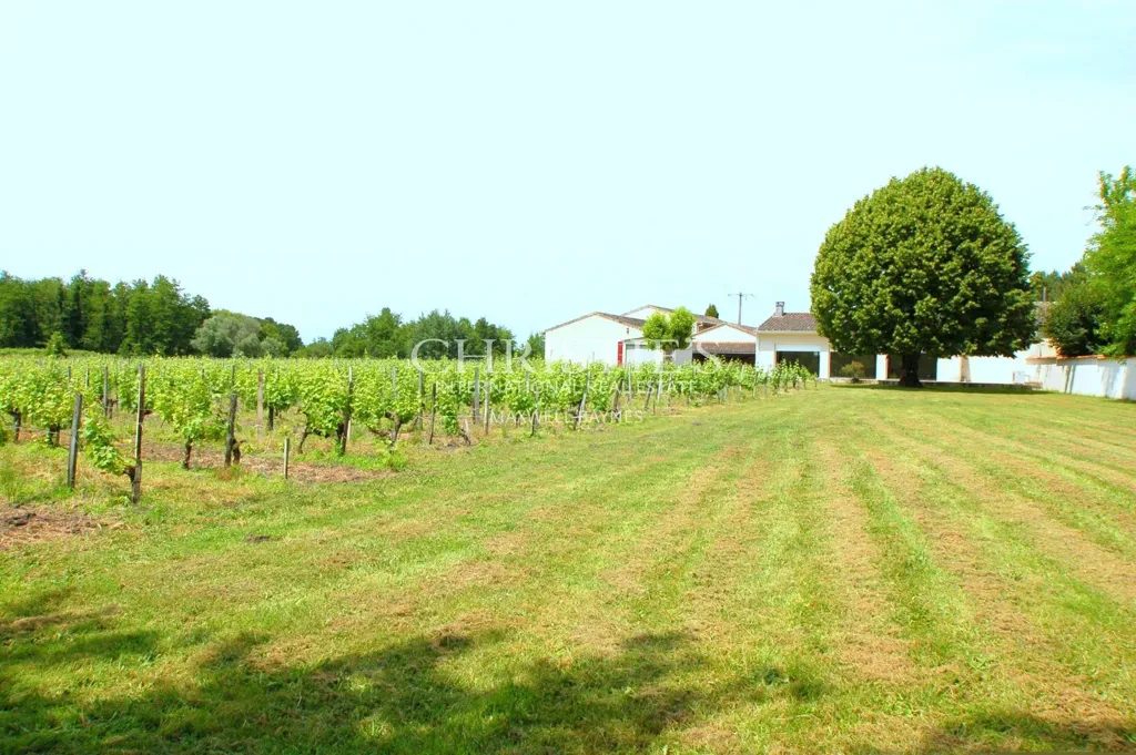 Jardin - Vignoble de Loisirs avec Piscine Intérieure à AOC Côtes de Bordeaux