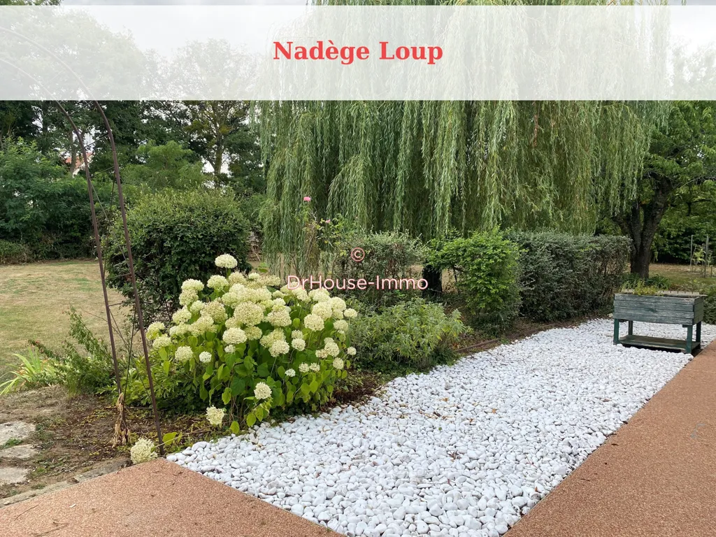 Jardin - Pavillon Traditionnel avec Piscine à Charbuy