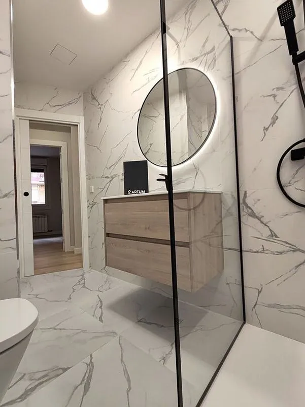 Salles de bain - Reformed Apartment with Balcony in City Centre