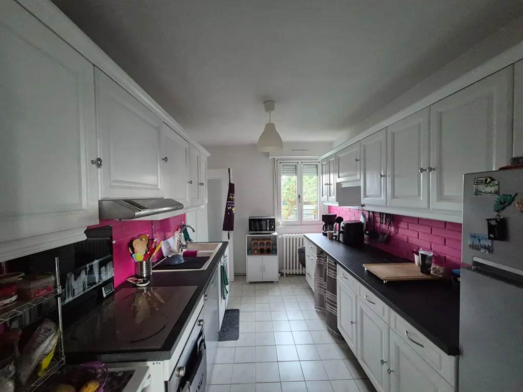 Köök - Secure 4-Piece Apartment near Lens Centre