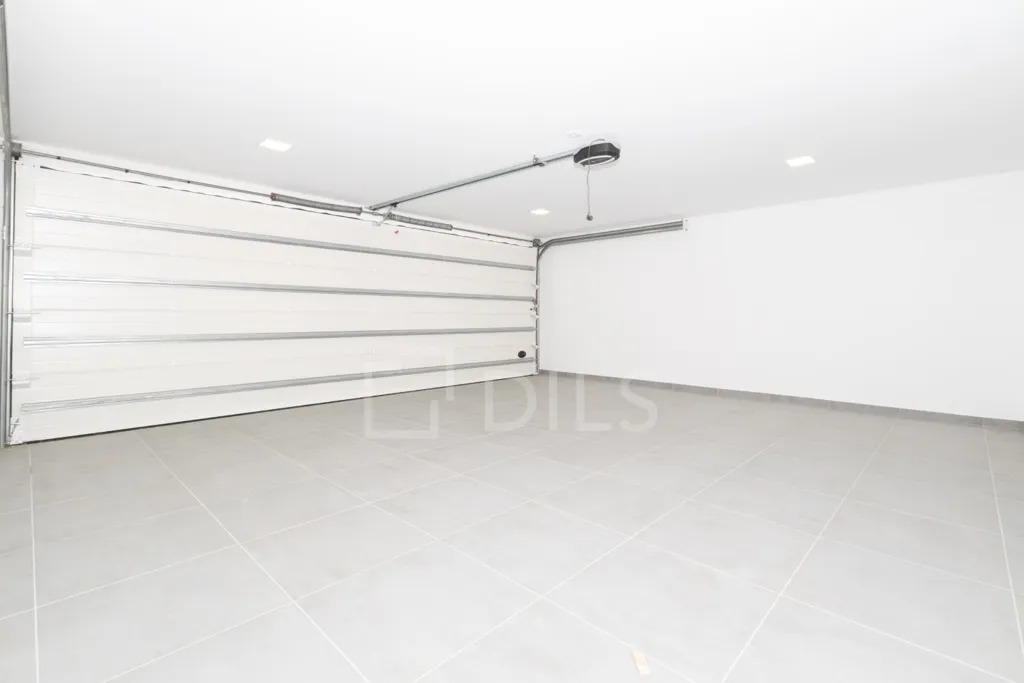 Garage - Contemporary T5 with Pool in Loulé