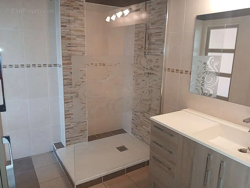 Salles de bain - Appartement T4 avec Balcons et Vue Jardins à Perpignan