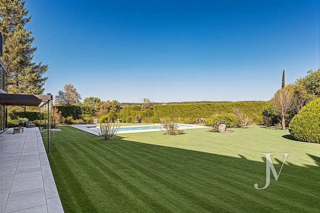 Giardino - New Construction Villa with Infinity Pool in Somosaguas