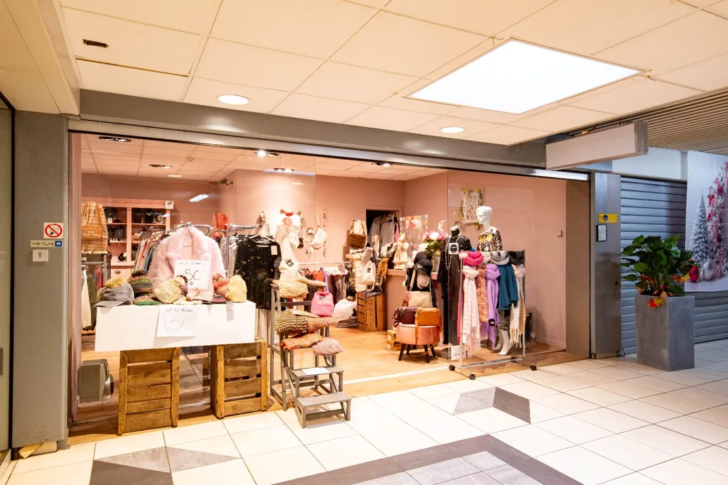 Pièces - Local Commercial avec Diverses Activités à Wilrijk