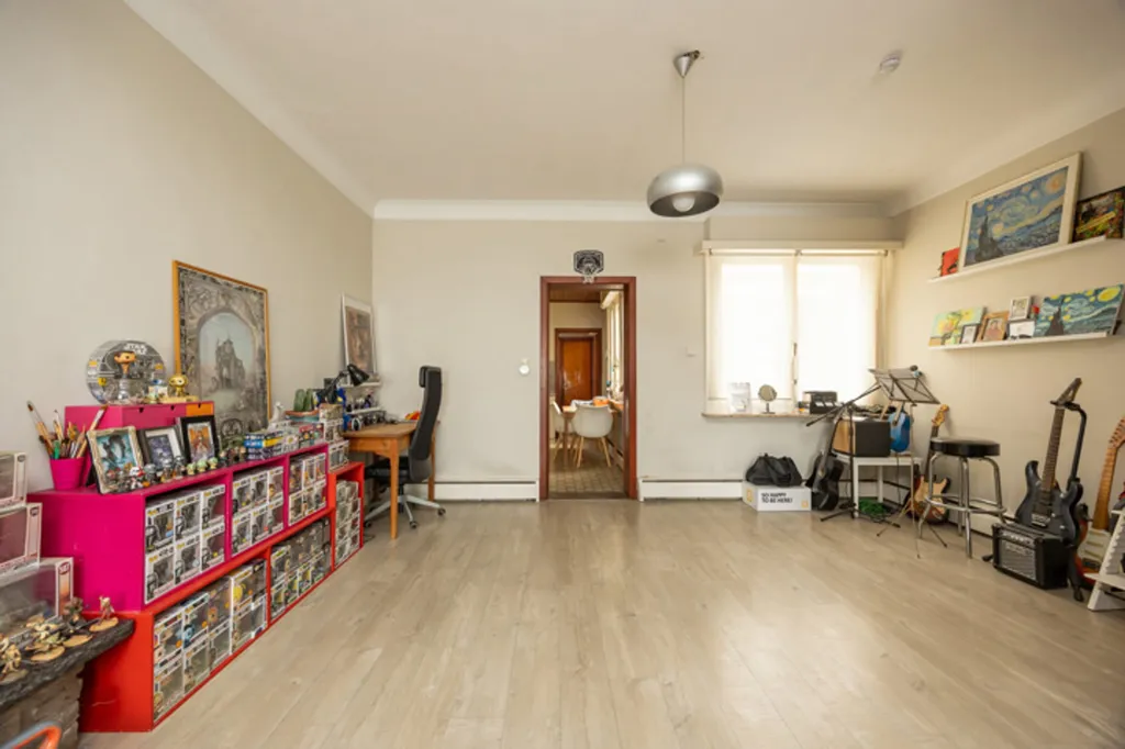 Toad - Characterful House with Garage/Workshop in Suburb