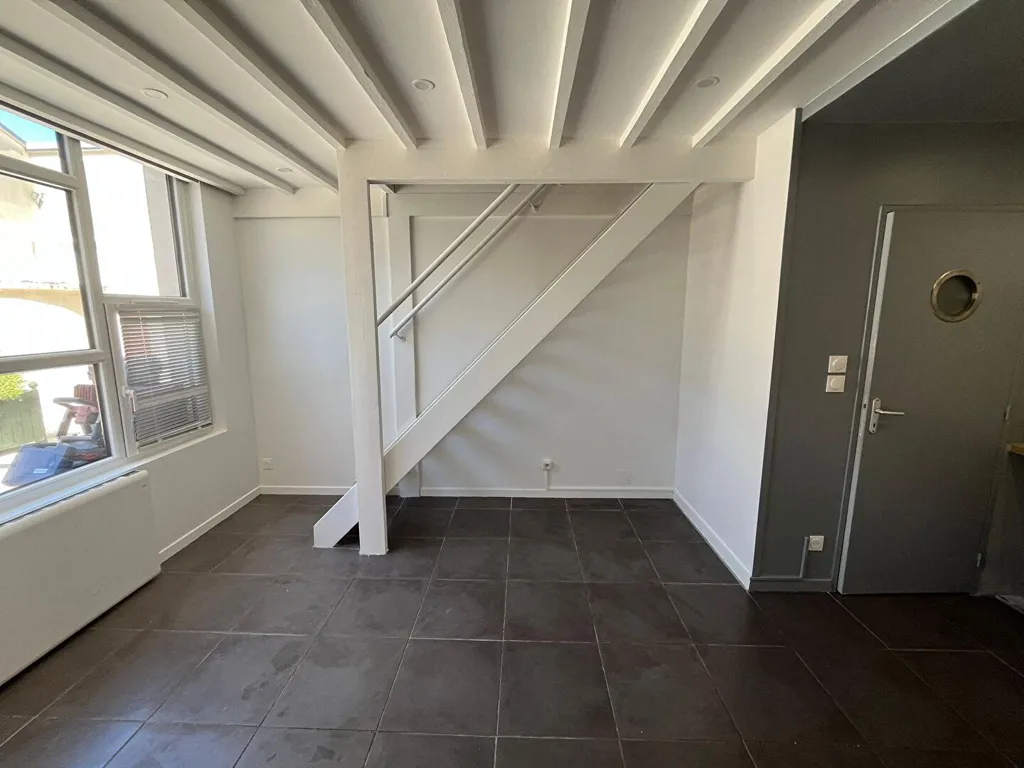 Rooms - Triplex Apartment with Courtyard View in Compiegne