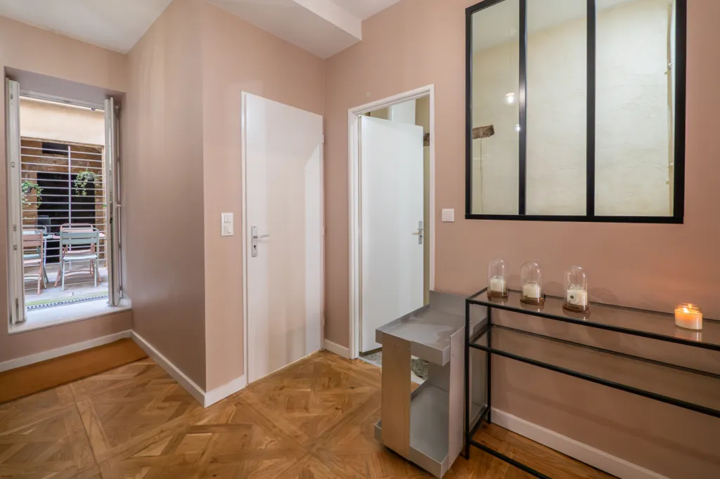 Esik - 2-Bedroom Apartment with Patio in Nîmes Centre