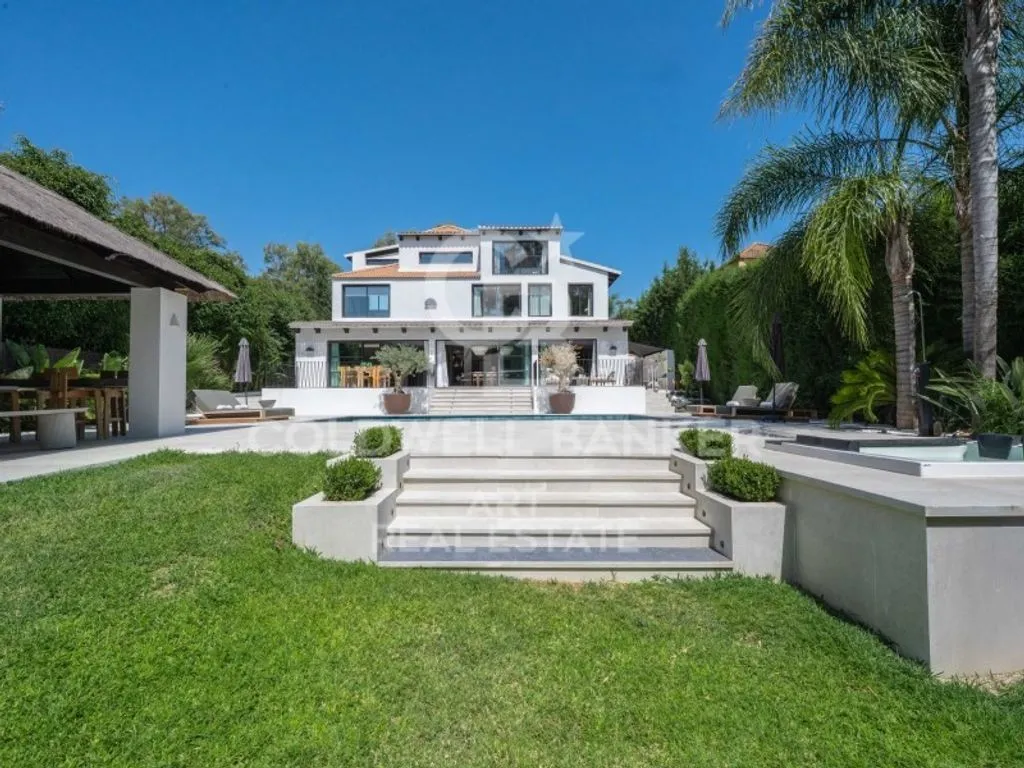 Piscine - Luxury Villa with Pool in Nueva Andalucia