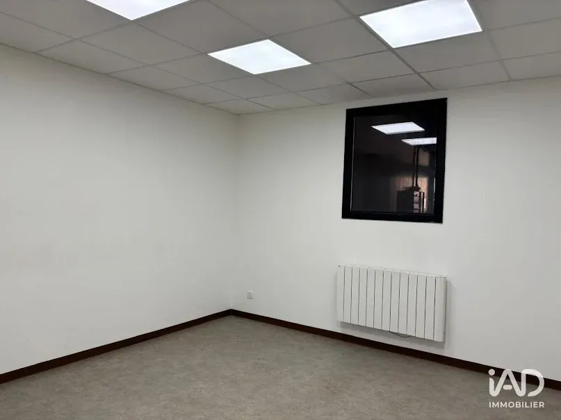 Toad - Warehouse with High Ceilings in Le Mesnil-Saint-Denis