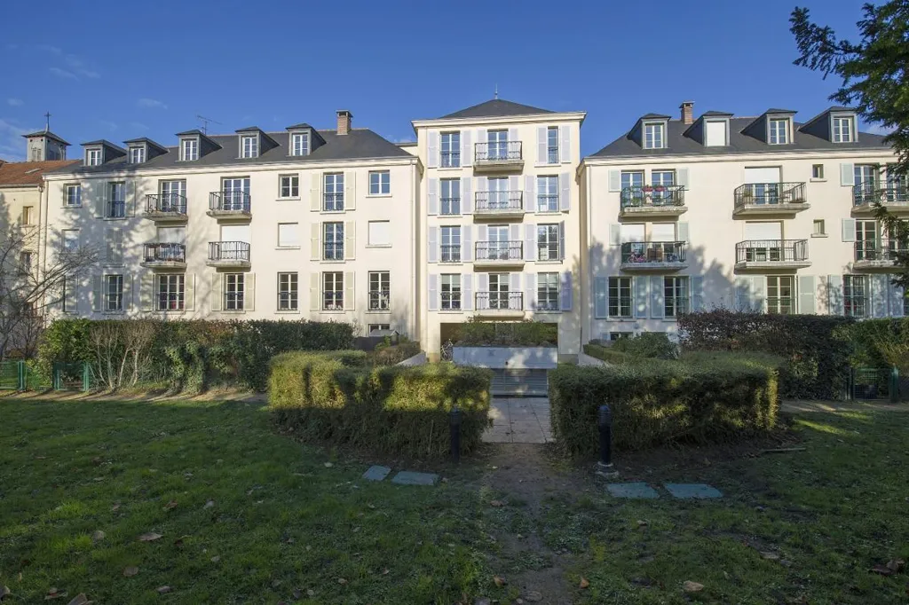 Giardino - Spacious 5-Piece Flat with Garden View in Versailles