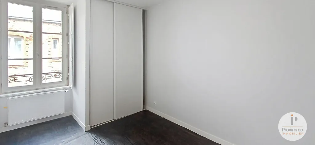 Toad - Bright 4-Piece Apartment in Redon Centre