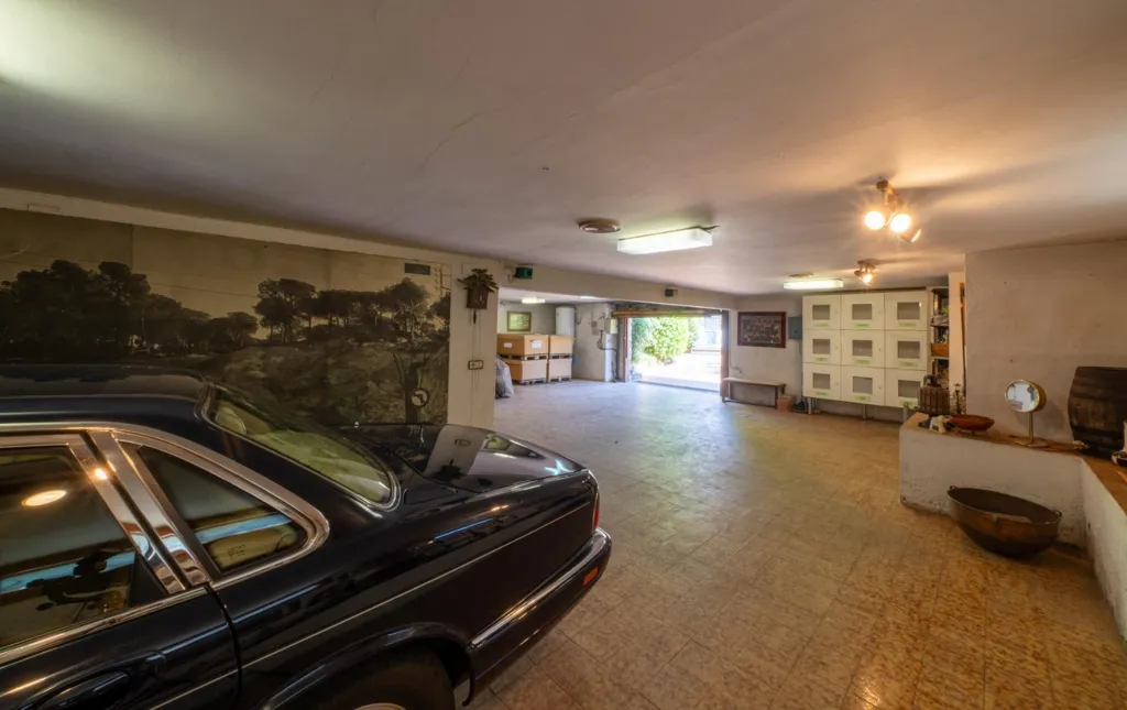 Garaaž - Luxury House with Pool in La Roca del Vallès