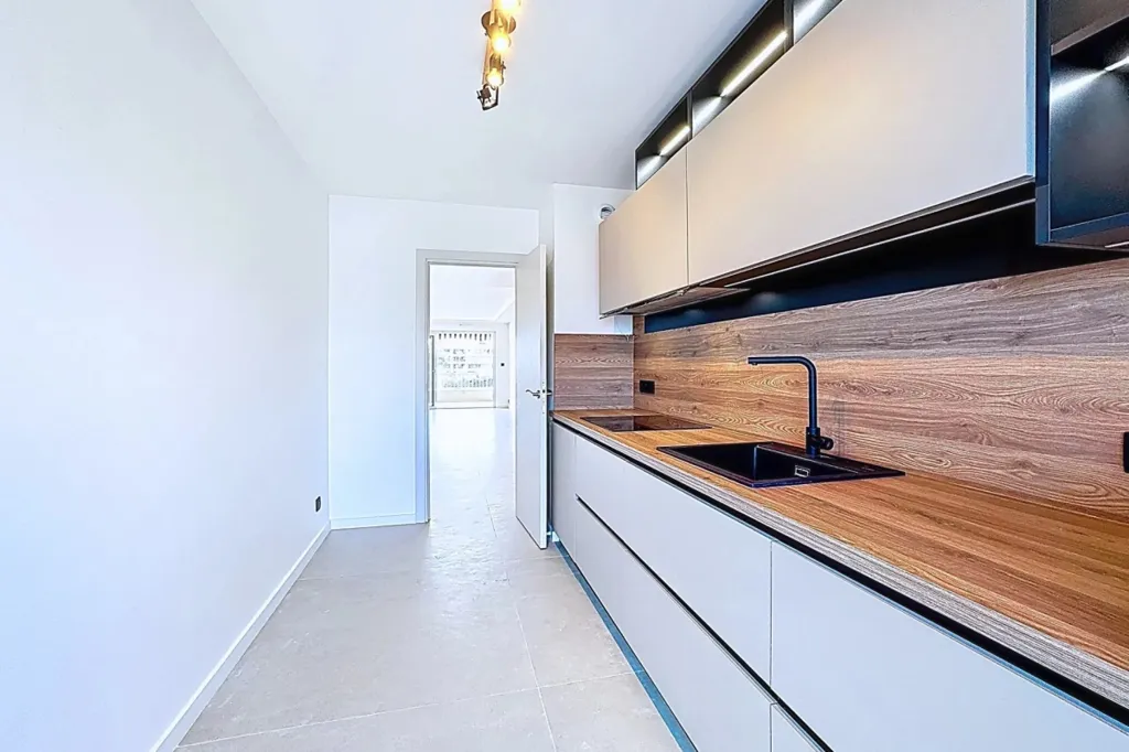 Köök - Renovated 4-Piece Apartment with Sea View in Nice
